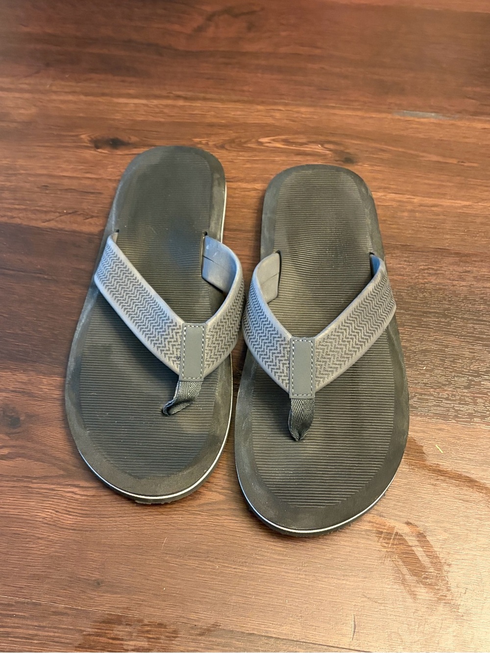 No Boundaries Men's Gray and Black Flip Flop Sandals